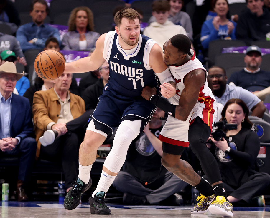 东契奇在巴塞罗那比赛中持续失利，险胜引发热议！上演精彩一战的简单介绍